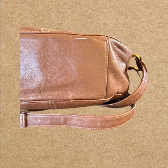 Brown leather crossbody bag. Gold tone hardware on the strap,& zipper. - Picture 6 of 8